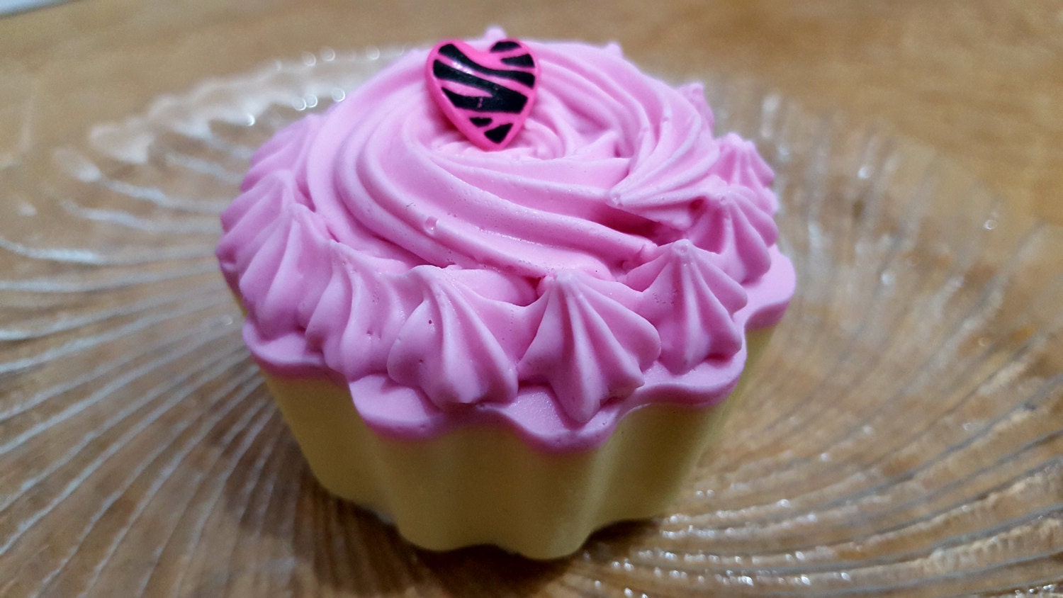 Cupcake Seife - Wildes Kinderherz Fake Food Dessert Neuheit Geschenk Für Sie Party Gastgeschenk Vegan von Etsy - ajsweetsoap