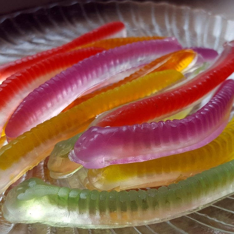 Gummy Wurm Süßigkeiten Seife - Worm Candy Soap Lustige Neuheit Food Requisiten Fake Halloween von Etsy - ajsweetsoap