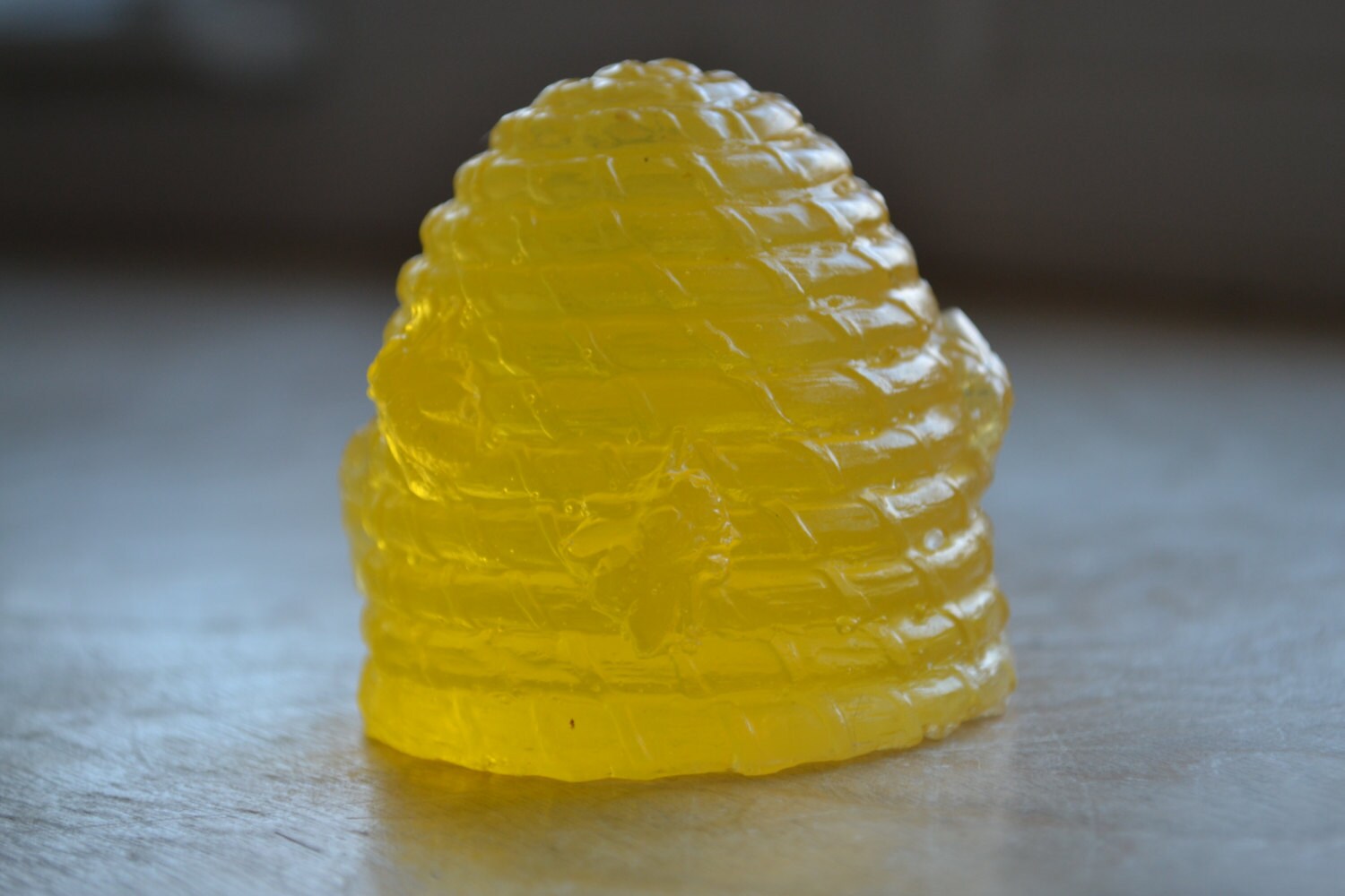 Honigseife - Winnie The Pooh Honigbiene Bienenkorbseife Mit Honigschöpflöffel Aus Holz Frühlingsseife Honig Geschenk Für Sie Vegane Seife von Etsy - ajsweetsoap