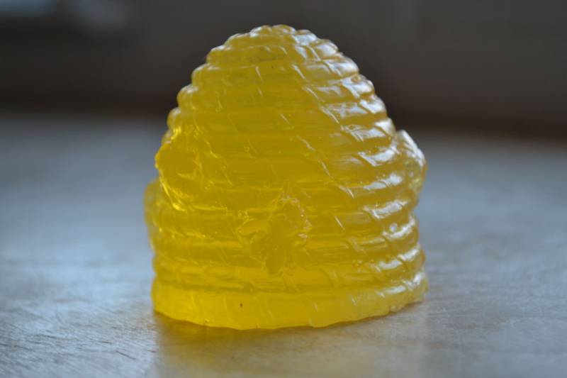 Honigseife - Winnie The Pooh Honigbiene Bienenkorbseife Mit Honigschöpflöffel Aus Holz Frühlingsseife Honig Geschenk Für Sie Vegane Seife von Etsy - ajsweetsoap