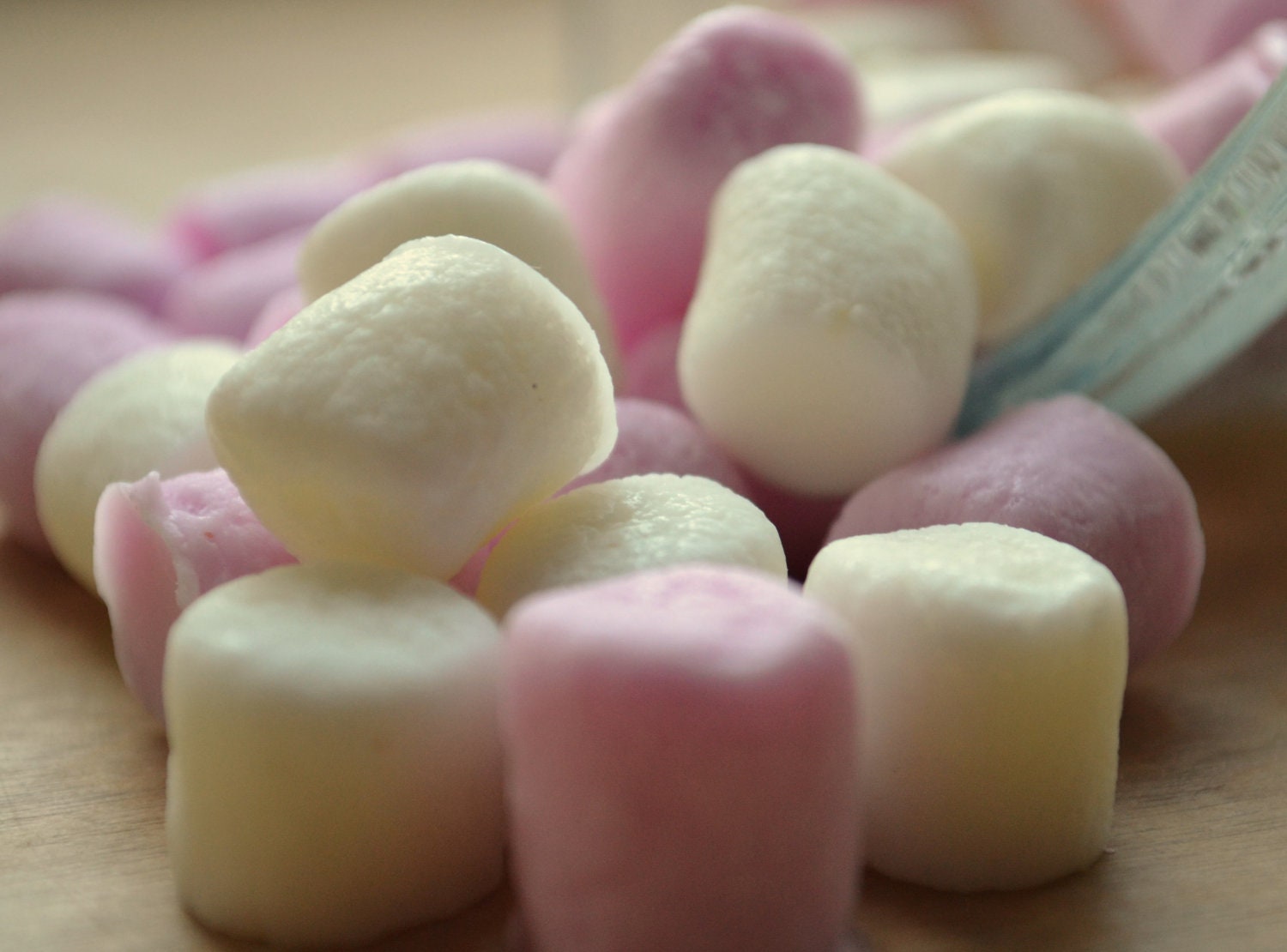 Mini Marshmallow Seife - Süßigkeiten Fake Food Prop Valentinstag Gastgeschenk Vegan Bonbons von Etsy - ajsweetsoap