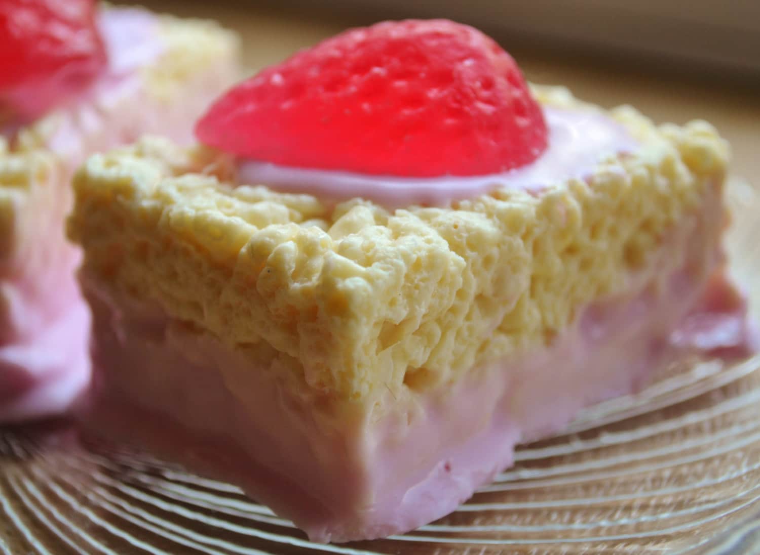 strawberry Krispy Treat Seife - Alyssa's Sweetheart Krispies Valentinstag Dessert Fake Food Fun Soap Muttertag Frühling von Etsy - ajsweetsoap