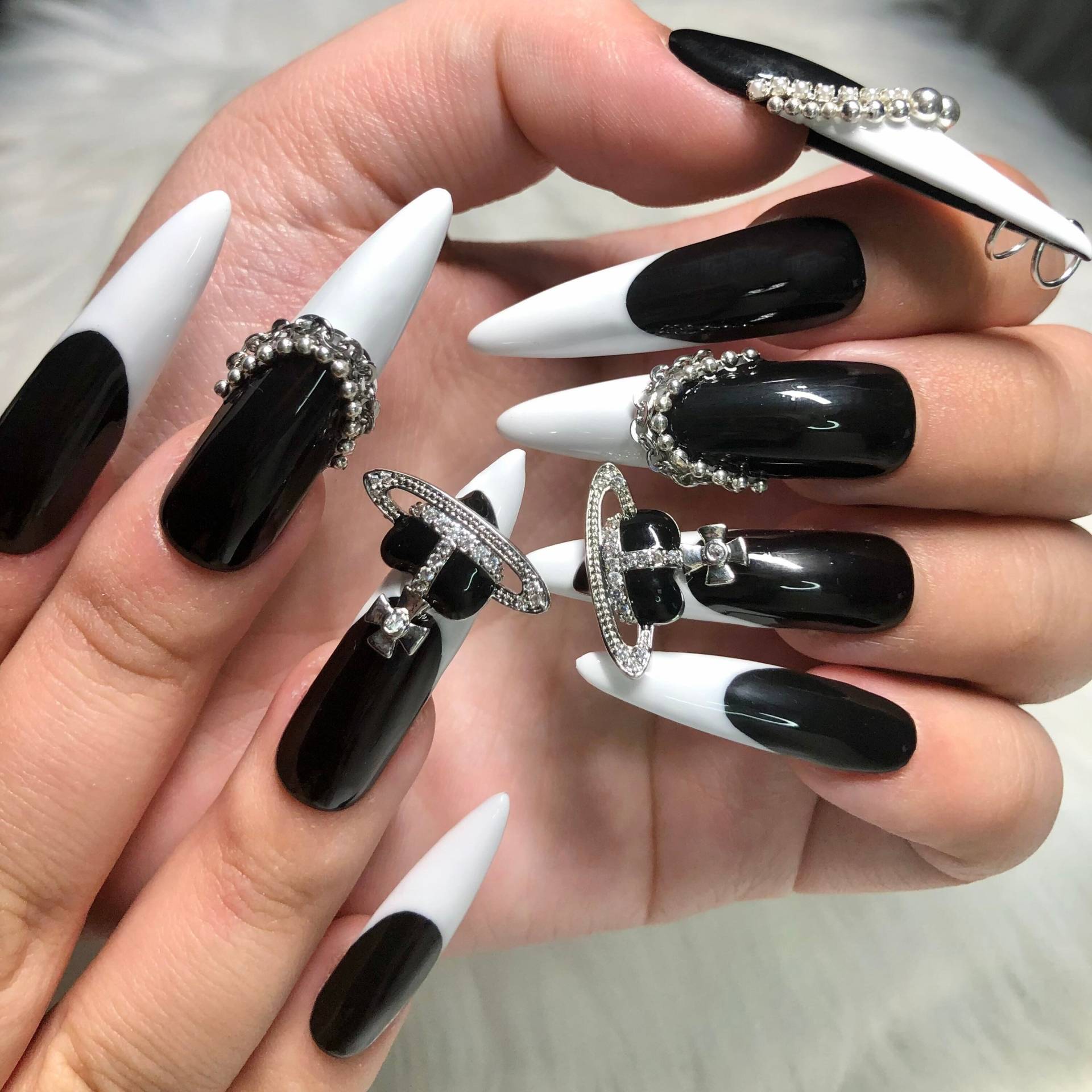 Lange Stiletto Black & White Gothic Press On Nägel Mit Herzanhänger, Ketten Und Piercings - Abschlussball 2025 Lange Stiletto Black & White Gothic Press On Nägel Mit Herzanhänger, Ketten Und Piercings - Abschlussball 2025 von Etsy - anjsnails