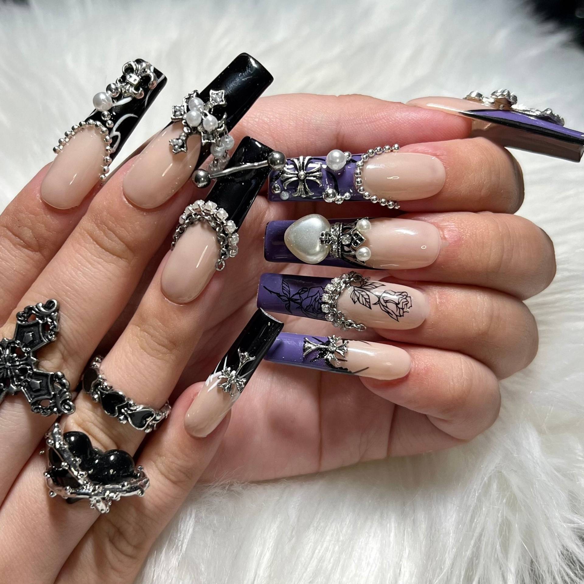 Lila & Schwarz Goth Emo Press On Nails Mit Charms Und Piercings - Abschlussball 2025 Lila & Schwarz Goth Emo Press On Nails Mit Charms Und Piercings - Abschlussball 2025 von Etsy - anjsnails