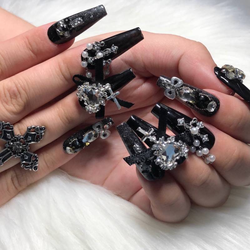 Schwarze Gothic Press On Nägel Mit Anhängern - Abschlussball 2025 von Etsy - anjsnails