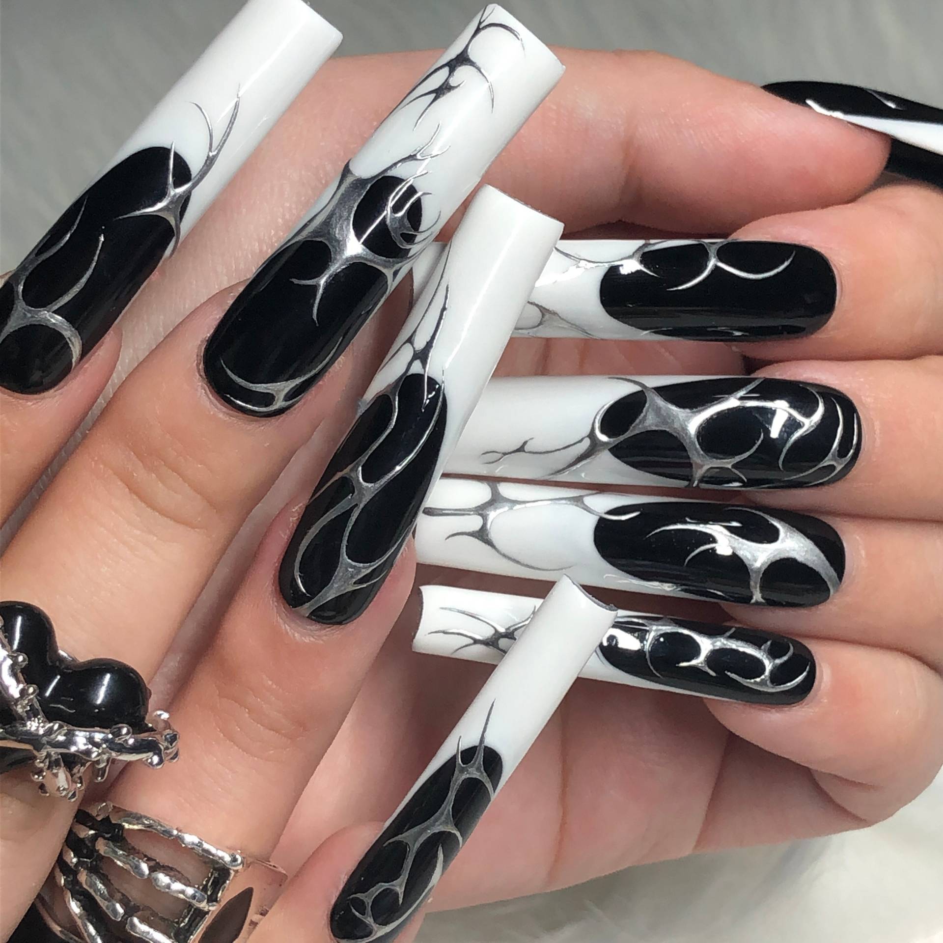 Schwarz-Weiße French Tip Nägel Mit Silber Chrom Details Emo Goth Press On Long Nails - Blackfriday Sale 2025 Schwarz-Weiße French Tip Nägel Mit Silber Chrom Details Emo Goth Press On Long Nails - Blackfriday Sale 2025 von Etsy - anjsnails