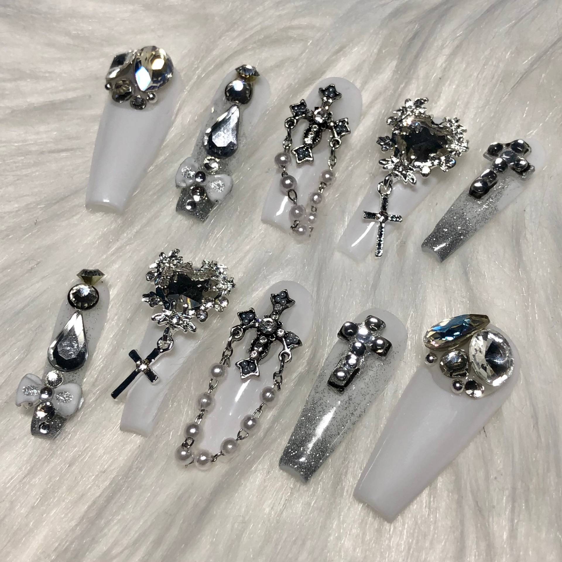 Weiße Emo Goth Press On Nägel Mit Anhänger Hochzeit - Abschlussball Abschluss 2025 Weiße Emo Goth Press On Nägel Mit Anhänger Hochzeit - Abschlussball Abschluss 2025 von Etsy - anjsnails