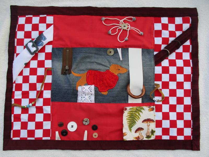 Nesteldecke Geschenk Fühldecke Für Demenzkranke Alzheimer Motorikdecke Rot | Dackel Handarbeit von Etsy - annaeva64