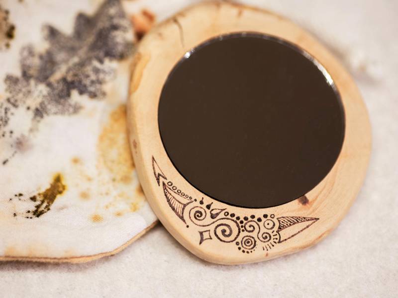 Elfenspiegel - Handgefertigt Apfelbaumholz Taschenspiegel Pyrographie Schutzbeutel Botanical Print Unikat Elfenspiegel - Handgefertigt Apfelbaumholz Taschenspiegel Pyrographie Schutzbeutel Botanical Print Unikat von Etsy - artHawkNatureDesign