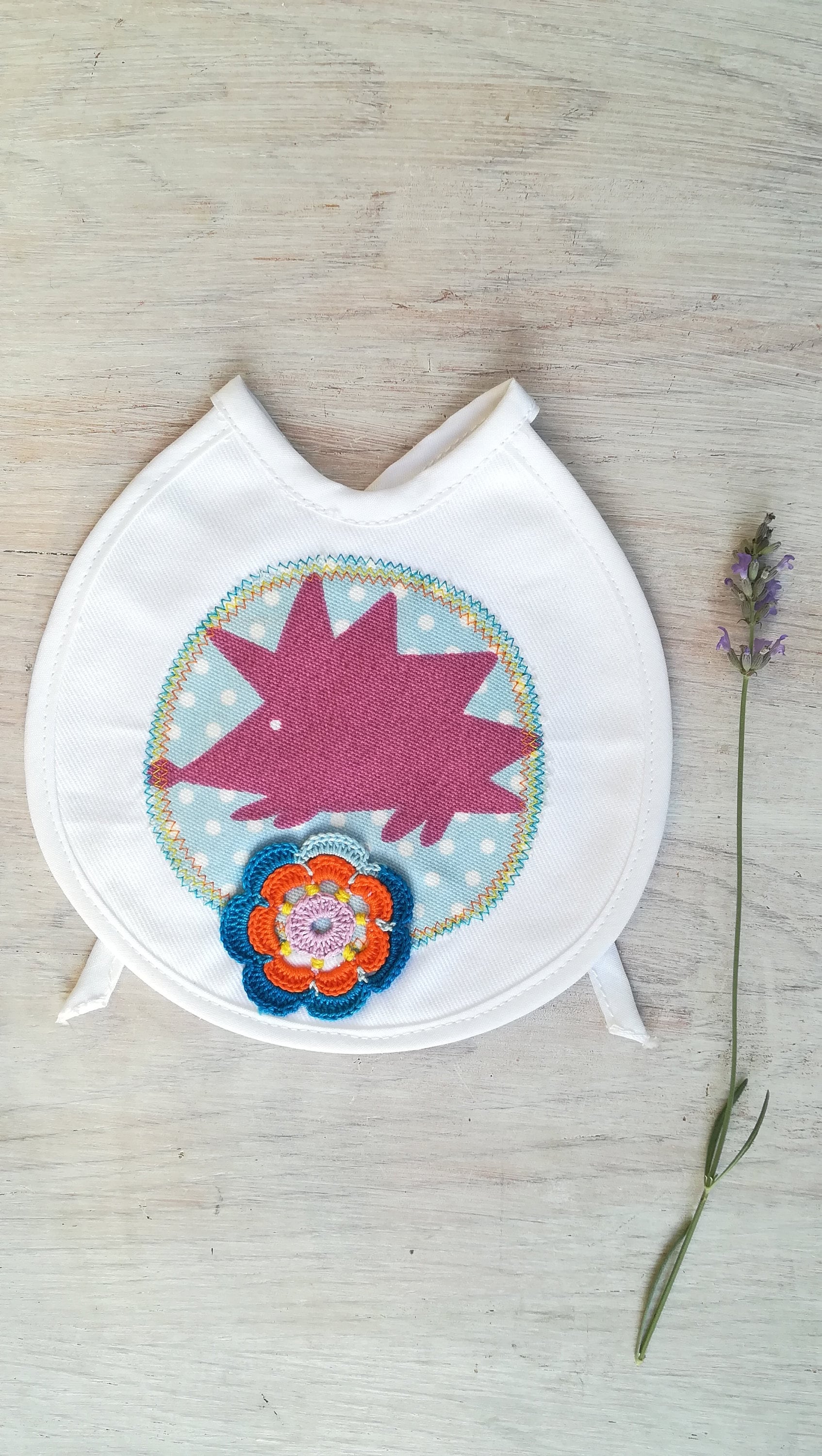 Baby Lätzchen Mit Igel, Modernes Design Traditioneller Häkeltechnik, Sofort Lieferbar Baby Lätzchen Mit Igel, Modernes Design Traditioneller Häkeltechnik, Sofort Lieferbar von Etsy - avedouda