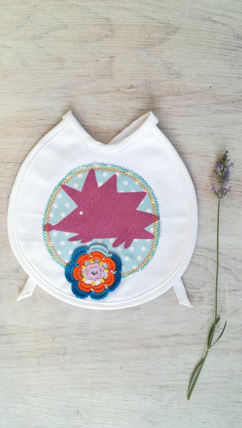 Baby Lätzchen Mit Igel, Modernes Design Traditioneller Häkeltechnik, Sofort Lieferbar von Etsy - avedouda