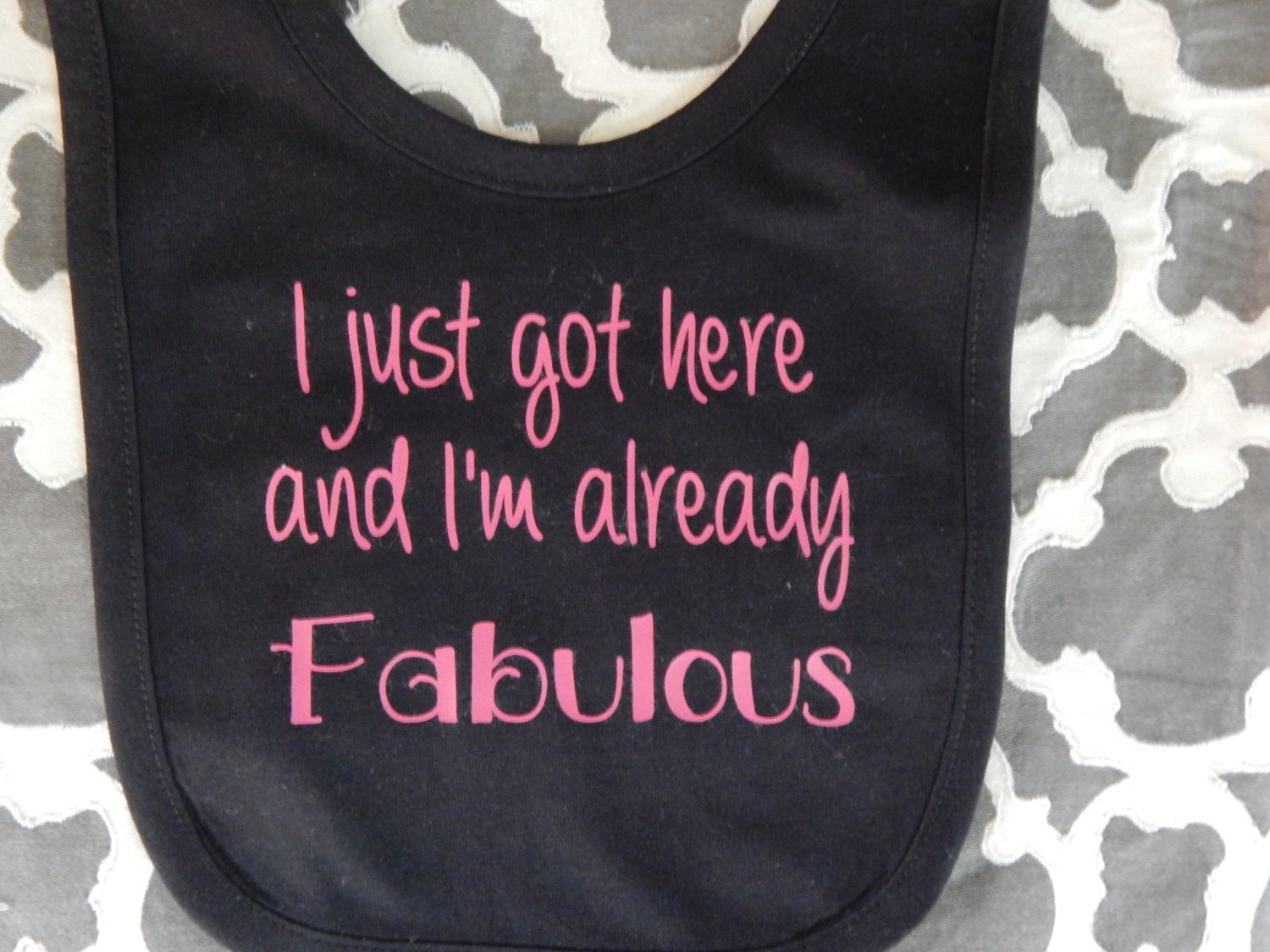 Baby Lätzchen - Ich Bin Gerade Erst Hier Und Schon Fabelhaft Geschenk Für Neugeborene Mädchen Kleidung von Etsy - baby1zmaker4u