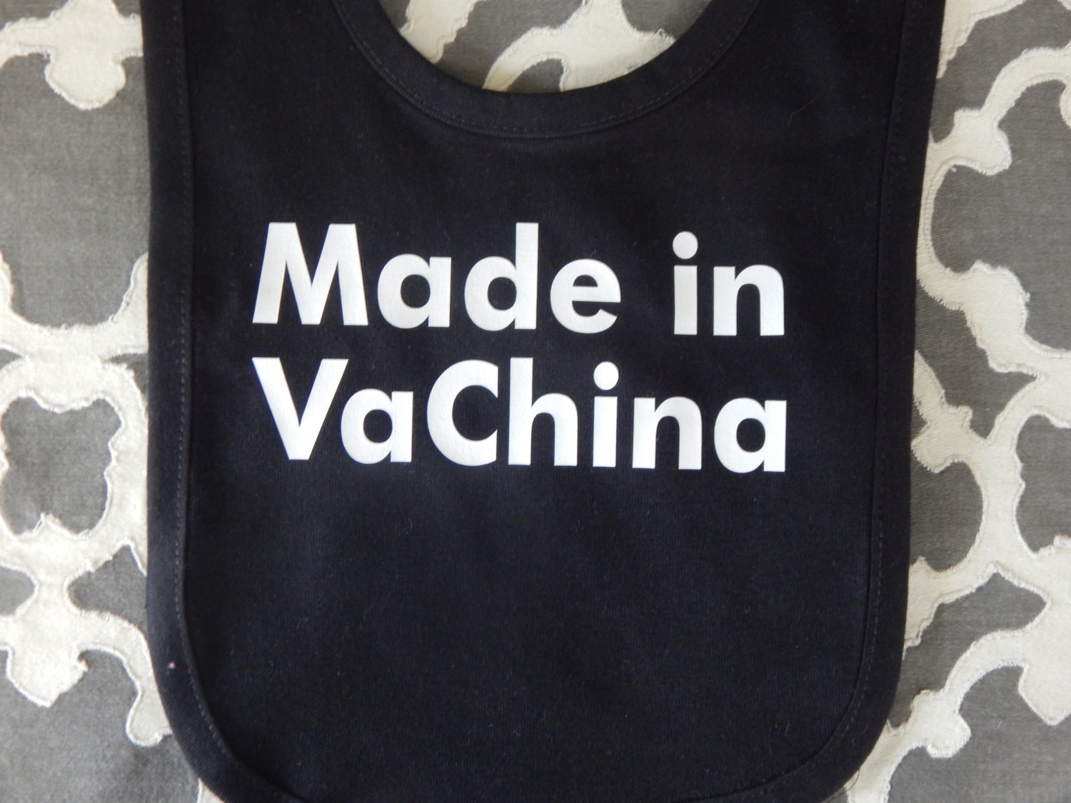 Lustiges Baby Lätzchen "Made in Vachina" - Humor Geschenk von Etsy - baby1zmaker4u