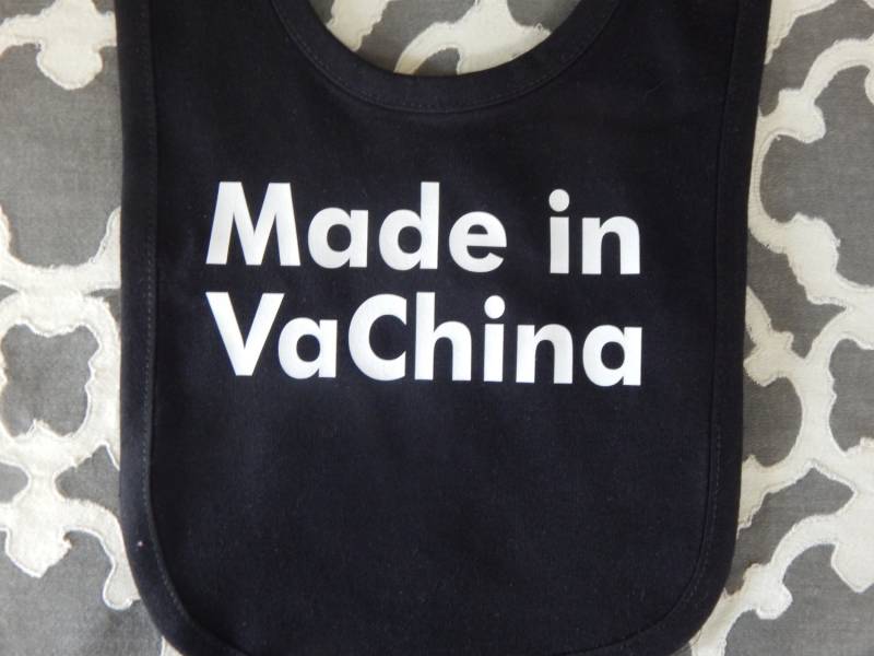 Lustiges Baby Lätzchen "Made in Vachina" - Humor Geschenk von Etsy - baby1zmaker4u