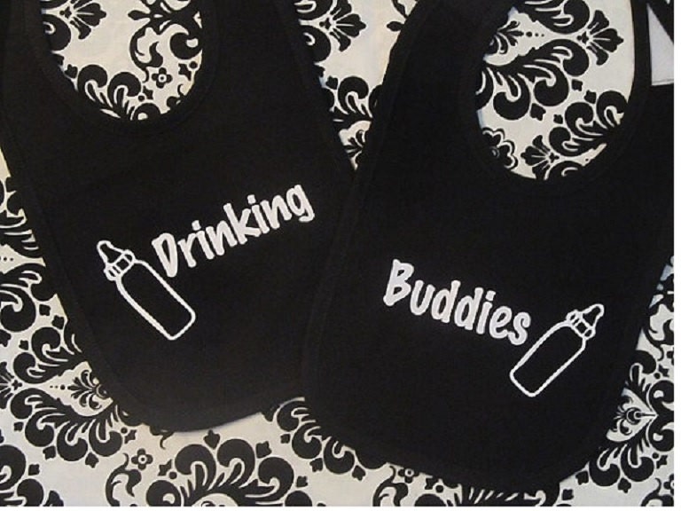 Lustiges Zwillings-Baby-Lätzchen-Set Trinkende Freunde, Die Jungen-Mädchen-Säuglingskleidung Passend Sind von Etsy - baby1zmaker4u