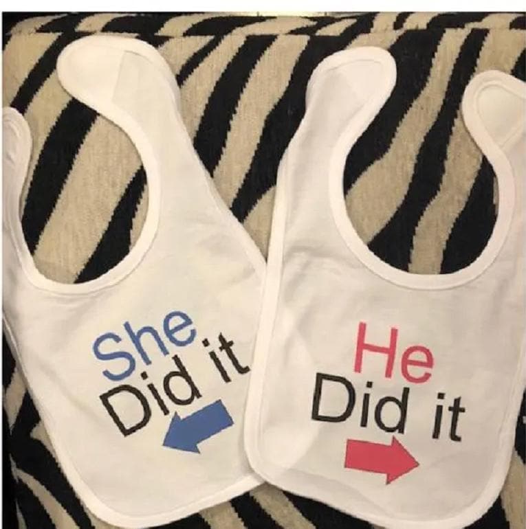 Lustiges Zwillingsbabylätzchen-Set Er/Sie Hat Es Getan - Säuglingskleidung-Kleidungsduschengeschenk von Etsy - baby1zmaker4u