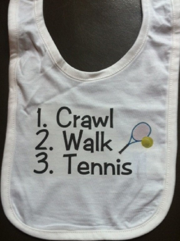 Tennis-Baby-Lätzchen - Säuglingssportkleidung-Kleidung Duschgeschenk-Junge-Mädchen Krabbelgang von Etsy - baby1zmaker4u