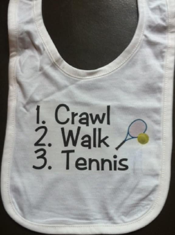 Tennis-Baby-Lätzchen - Säuglingssportkleidung-Kleidung Duschgeschenk-Junge-Mädchen Krabbelgang von Etsy - baby1zmaker4u