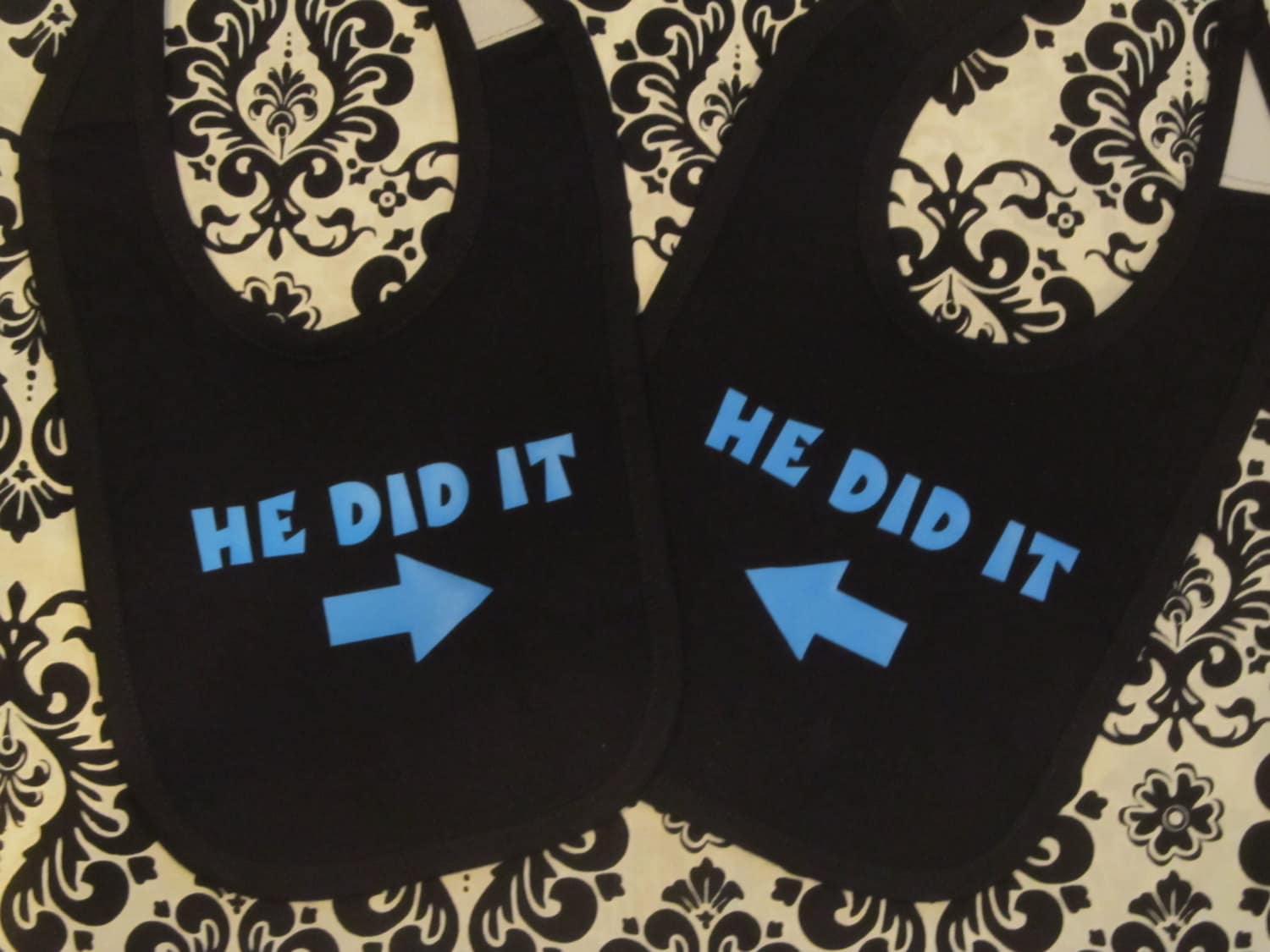 Zwillings-Baby-Lätzchen-Set "Er Hat Es Gemacht." von Etsy - baby1zmaker4u