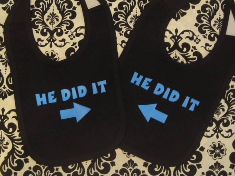 Zwillings-Baby-Lätzchen-Set "Er Hat Es Gemacht." von Etsy - baby1zmaker4u