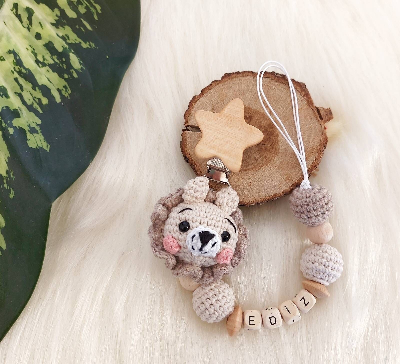 Personalisierbare Löwe Schnullerkette, Gehäkelte Handgemachtes Babyshower Geschenk, Amigurumi Schnullerhalter, Personalisiertes Baby Geschenk Personalisierbare Löwe Schnullerkette, Gehäkelte Handgemachtes Babyshower Geschenk, Amigurumi Schnullerhalter, Personalisiertes Baby Geschenk von Etsy - banunur