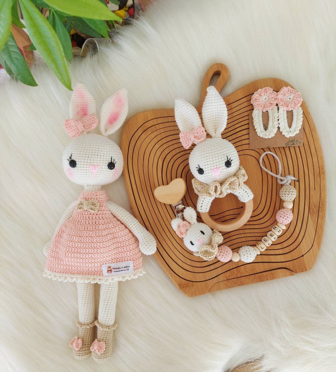 Personalisierbares Baby-Geschenk-Set, Babyshower-Geschenkbox, Enkelgeschenk, Rassel - Und Schnullerkettenset, Handgemachtes Babygeschenk Personalisierbares Baby-Geschenk-Set, Babyshower-Geschenkbox, Enkelgeschenk, Rassel - Und Schnullerkettenset, Handgemachtes Babygeschenk von Etsy - banunur