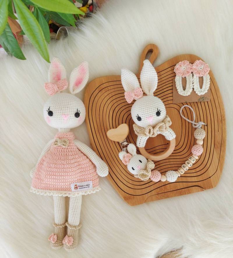 Personalisierbares Baby-Geschenk-Set, Babyshower-Geschenkbox, Enkelgeschenk, Rassel - Und Schnullerkettenset, Handgemachtes Babygeschenk von Etsy - banunur