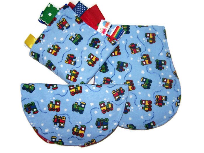 Baby Geschenk-Set Mit Choo Züge, Boy Lätzchen, Spucktuch Und Lovie, Babyparty Geschenke Unter 25 von Etsy - barbarajh24