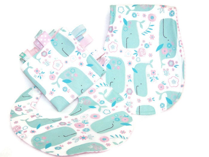 Baby-Mädchen-Lätzchen, Burp-Tuch Und Lovie-Baby-Geschenk-Set Mit Walen, Baby-Dusche-Geschenke Unter 25 von Etsy - barbarajh24