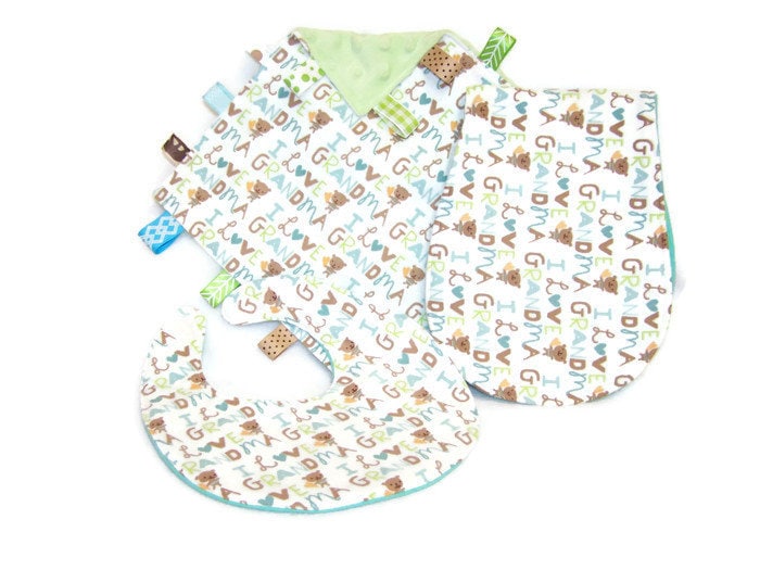 Unisex Ich Liebe Oma Lätzchen, Burp Tuch Und Lovie Baby-Geschenk-Set Mit Teddybären Baby-Dusche-Geschenk, Geschenke Unter 25 von Etsy - barbarajh24