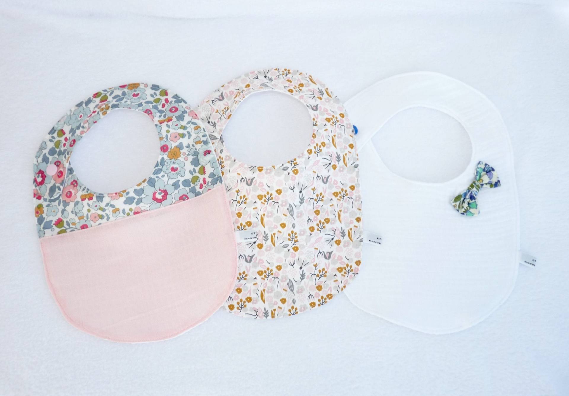 Baby-Wunschliste Set Mit Drei Lätzchen Für Mädchen, Trio Von Neugeborenen-Lätzchen, Geschenkset „Little Flirt" von Etsy - bavoirsetcie