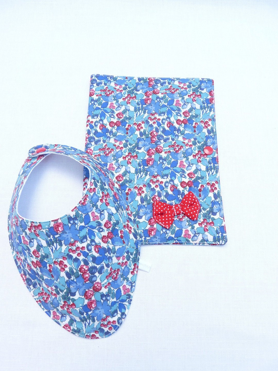 Geburtsset „Flieder", Gesundheitspass/Lätzchenschutz von Etsy - bavoirsetcie