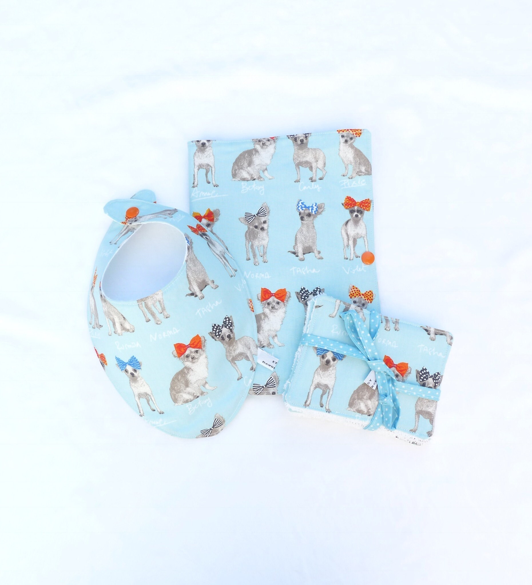 Neugeborenen-Geschenkset Inklusive Gesundheitsheft-Hülle, Lätzchen Und Feuchttüchern „Blueberry" - Wiltshire Berry Kollektion Neugeborenen-Geschenkset Inklusive Gesundheitsheft-Hülle, Lätzchen Und Feuchttüchern „Blueberry" - Wiltshire Berry Kollektion von Etsy - bavoirsetcie