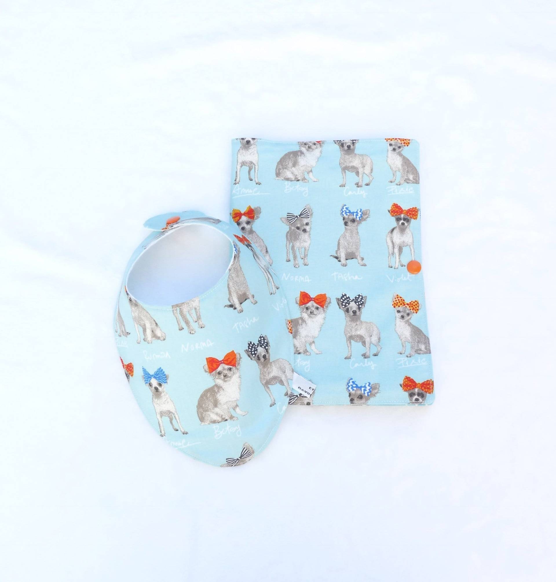 Neugeborenen-Geschenkset Inklusive Gesundheitsheft-Hülle/Lätzchen „Blueberry" - Wiltshire Berry Kollektion von Etsy - bavoirsetcie