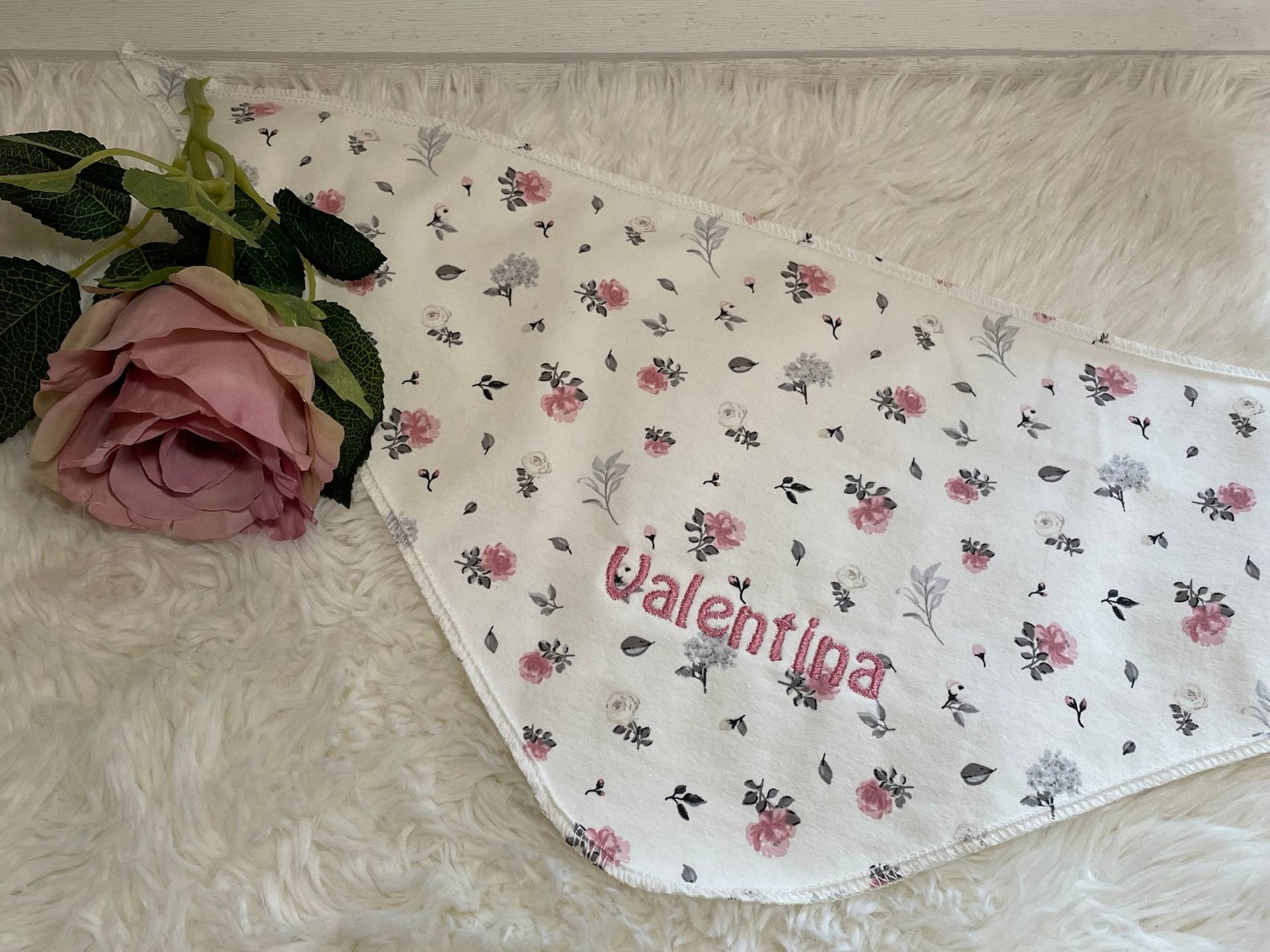 Halstuch Mit Name Bestickt, Dreieckstuch, Personalisiert, Verschiedene Farben Und Muster, Geschenk Zur Geburt, Lätzchen Halstuch Mit Name Bestickt, Dreieckstuch, Personalisiert, Verschiedene Farben Und Muster, Geschenk Zur Geburt, Lätzchen von Etsy - beautifulwopo
