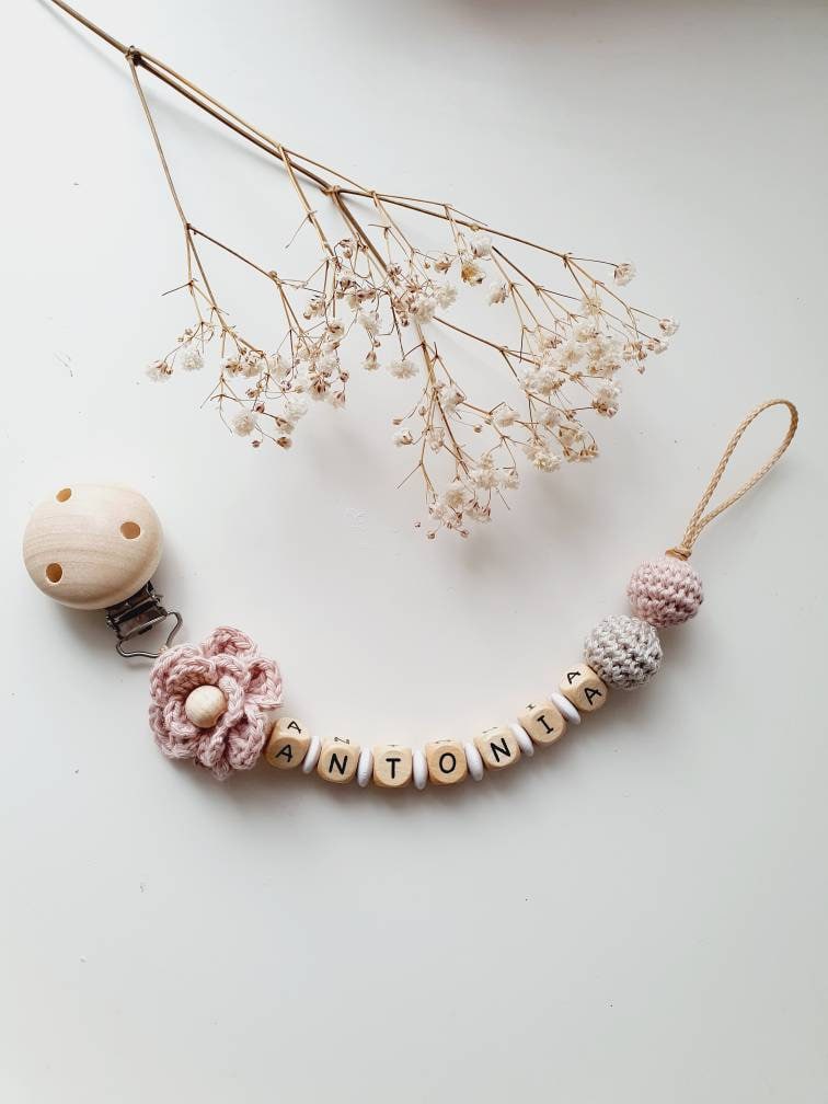 Gehäkelte Blümchen Schnullerkette "Antonia" Personalisiert, Leinen, Altrosa, Weiß Gehäkelte Blümchen Schnullerkette "Antonia" Personalisiert, Leinen, Altrosa, Weiß von Etsy - beckyshandmadeshop