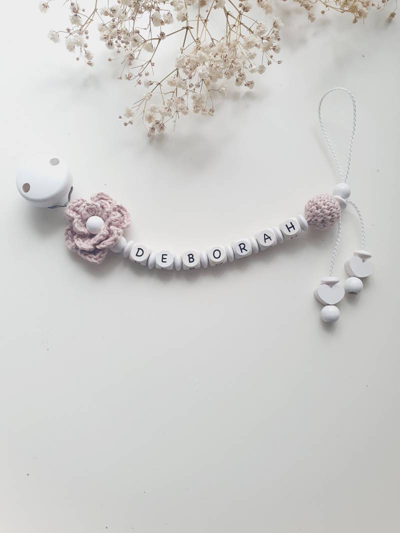 Gehäkelte Blümchen Schnullerkette "Deborah" Personalisiert, Weiß, Altrosa, Weiß Gehäkelte Blümchen Schnullerkette "Deborah" Personalisiert, Weiß, Altrosa, Weiß von Etsy - beckyshandmadeshop