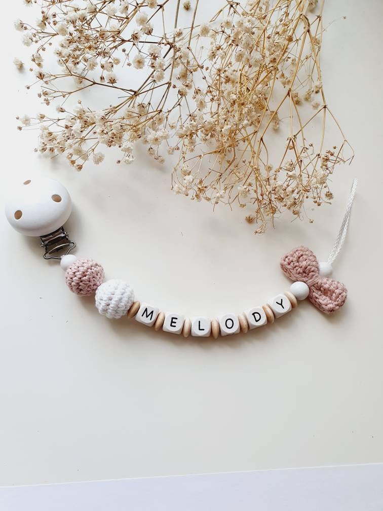 Gehäkelte Schleifchen Schnullerkette "Melody" Personalisiert, Altrosa, Weiß, Holz Gehäkelte Schleifchen Schnullerkette "Melody" Personalisiert, Altrosa, Weiß, Holz von Etsy - beckyshandmadeshop