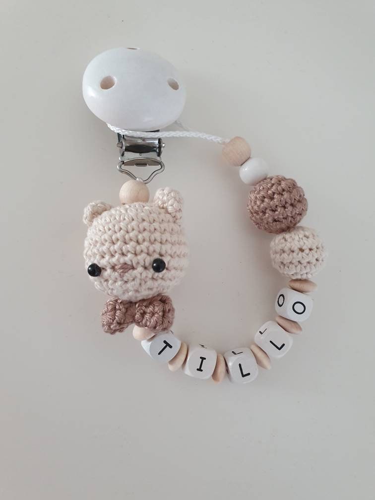 Gehäkelte Schnullerkette"Bärchen" in Creme, Taupe Und Weiß Mit Schleife, Personalisiert, Süß Gehäkelte Schnullerkette"Bärchen" in Creme, Taupe Und Weiß Mit Schleife, Personalisiert, Süß von Etsy - beckyshandmadeshop
