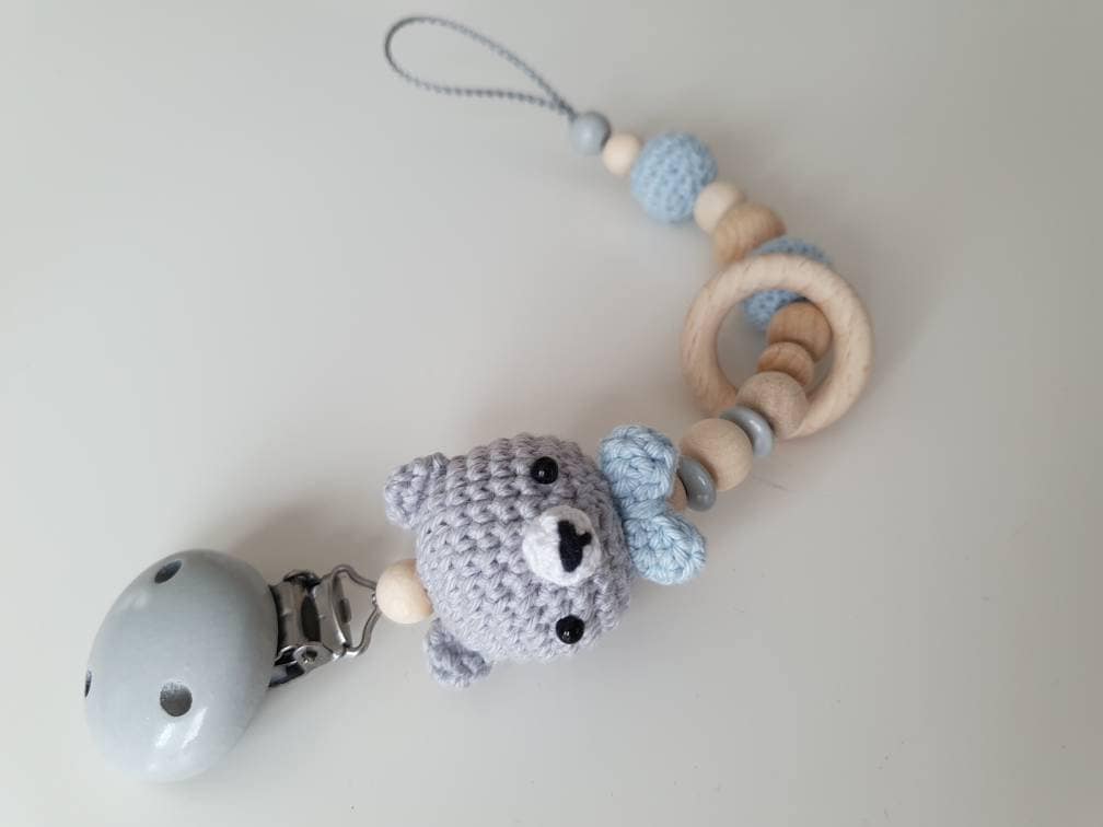 Gehäkelte Schnullerkette"Bärchen" in Hellblau, Grau Mit Schleife, Personalisiert, Süß Gehäkelte Schnullerkette"Bärchen" in Hellblau, Grau Mit Schleife, Personalisiert, Süß von Etsy - beckyshandmadeshop