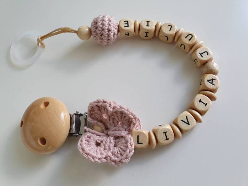 Gehäkelte Schnullerkette"Butterfly" Personalisiert, Doppelname, Altrosa Gehäkelte Schnullerkette"Butterfly" Personalisiert, Doppelname, Altrosa von Etsy - beckyshandmadeshop