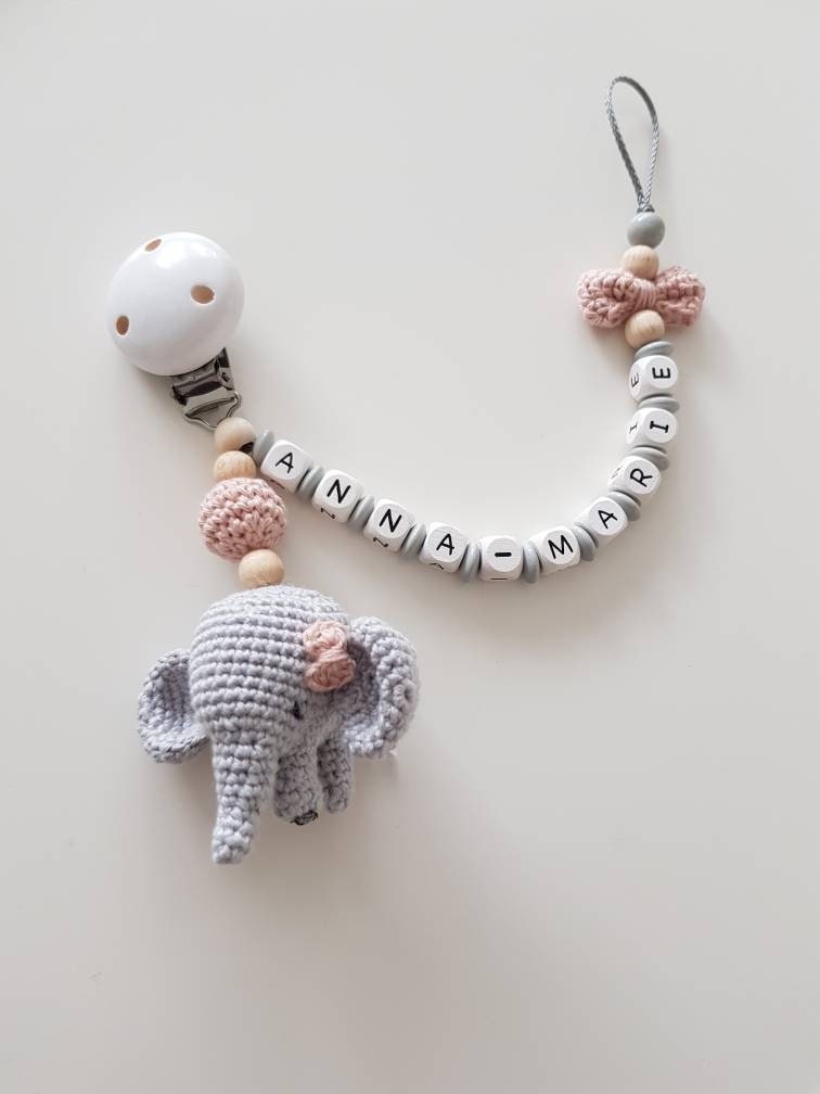 Gehäkelte Schnullerkette"Elli" Elefant Personalisiert, Doppelname, Altrosa, Grau, Weiß Gehäkelte Schnullerkette"Elli" Elefant Personalisiert, Doppelname, Altrosa, Grau, Weiß von Etsy - beckyshandmadeshop