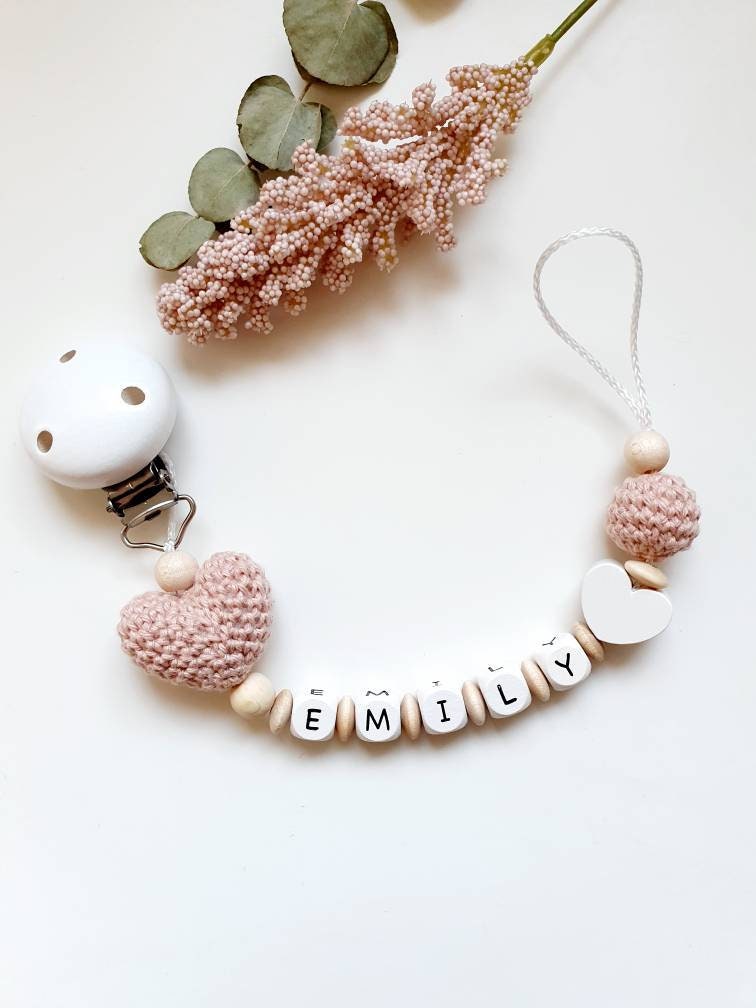 Gehäkelte Schnullerkette"Emily Herzchen" Personalisiert, Altrosa, Weiß, Schlicht, Natur Gehäkelte Schnullerkette"Emily Herzchen" Personalisiert, Altrosa, Weiß, Schlicht, Natur von Etsy - beckyshandmadeshop