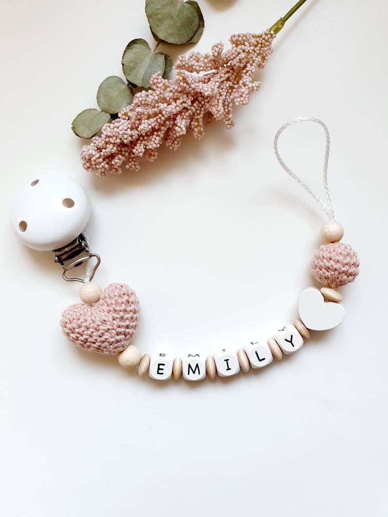 Gehäkelte Schnullerkette"Emily Herzchen" Personalisiert, Altrosa, Weiß, Schlicht, Natur Gehäkelte Schnullerkette"Emily Herzchen" Personalisiert, Altrosa, Weiß, Schlicht, Natur von Etsy - beckyshandmadeshop