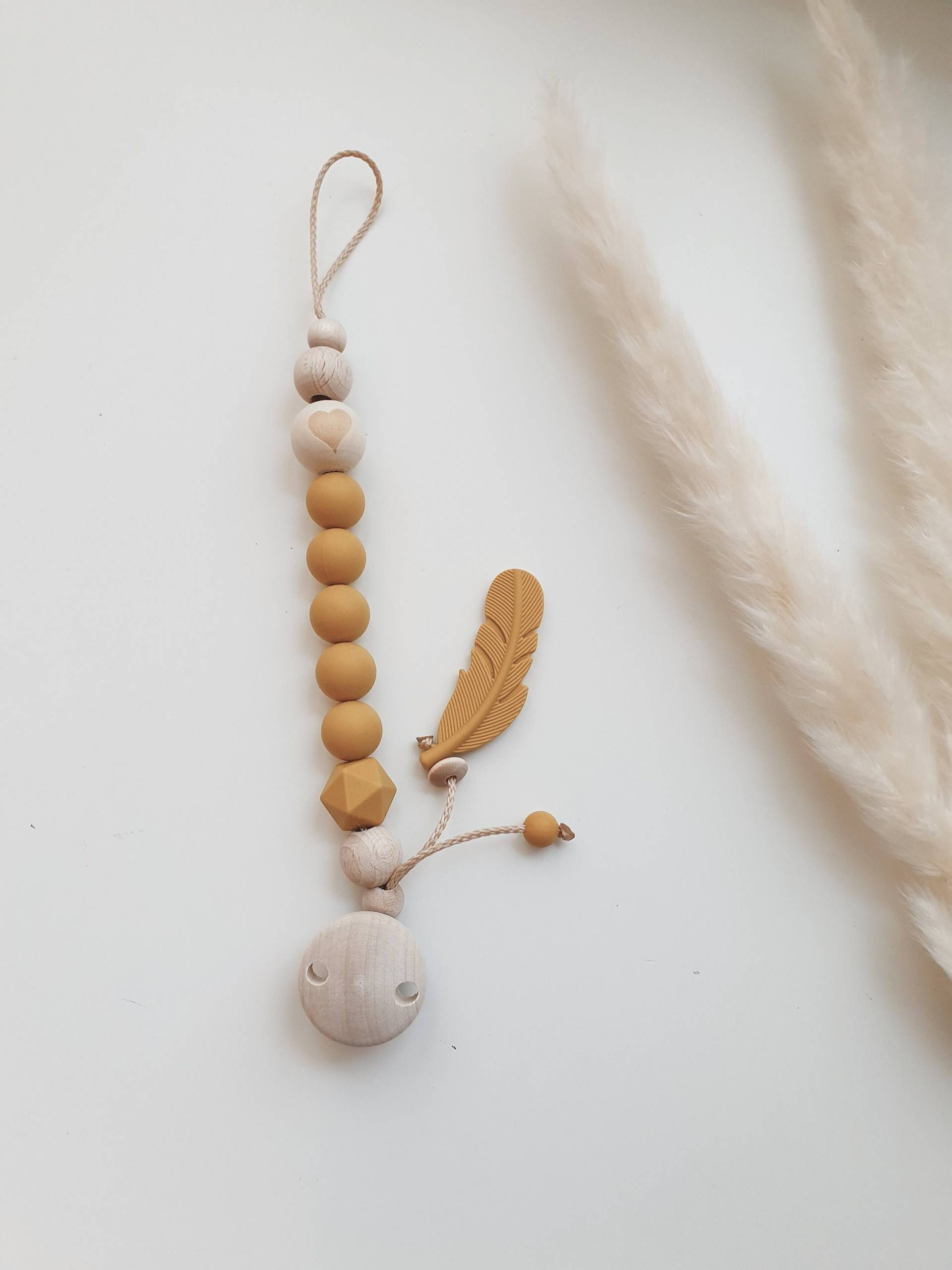 Gehäkelte Schnullerkette "Feder" Senfgelb, Silikonperlen, Silikon Feder Natur, Holz, Skandinavisch, Herz, Holzperlen, Ohne Name, Schlicht Gehäkelte Schnullerkette "Feder" Senfgelb, Silikonperlen, Silikon Feder Natur, Holz, Skandinavisch, Herz, Holzperlen, Ohne Name, Schlicht von Etsy - beckyshandmadeshop