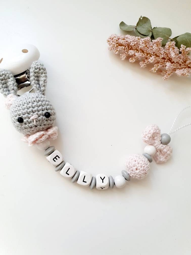 Gehäkelte Schnullerkette"Hasi Anna" Personalisiert, Süß, Rüsschen, Schleifchen, Grau Rosa, Weiß Gehäkelte Schnullerkette"Hasi Anna" Personalisiert, Süß, Rüsschen, Schleifchen, Grau Rosa, Weiß von Etsy - beckyshandmadeshop
