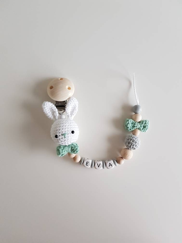Gehäkelte Schnullerkette"Hasi" Mit Einer Niedlichen Schleife in Mint, Personalisiert, Süß, Weiß, Natur, Grau Gehäkelte Schnullerkette"Hasi" Mit Einer Niedlichen Schleife in Mint, Personalisiert, Süß, Weiß, Natur, Grau von Etsy - beckyshandmadeshop