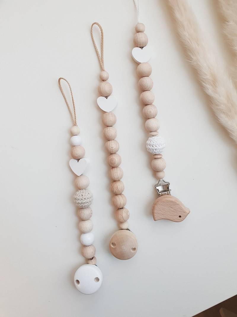 Gehäkelte Schnullerkette "Herzchen" Vogelclip, Herz, Weiß, Holz, Natur, Schlicht, Verschiedene Modelle Gehäkelte Schnullerkette "Herzchen" Vogelclip, Herz, Weiß, Holz, Natur, Schlicht, Verschiedene Modelle von Etsy - beckyshandmadeshop