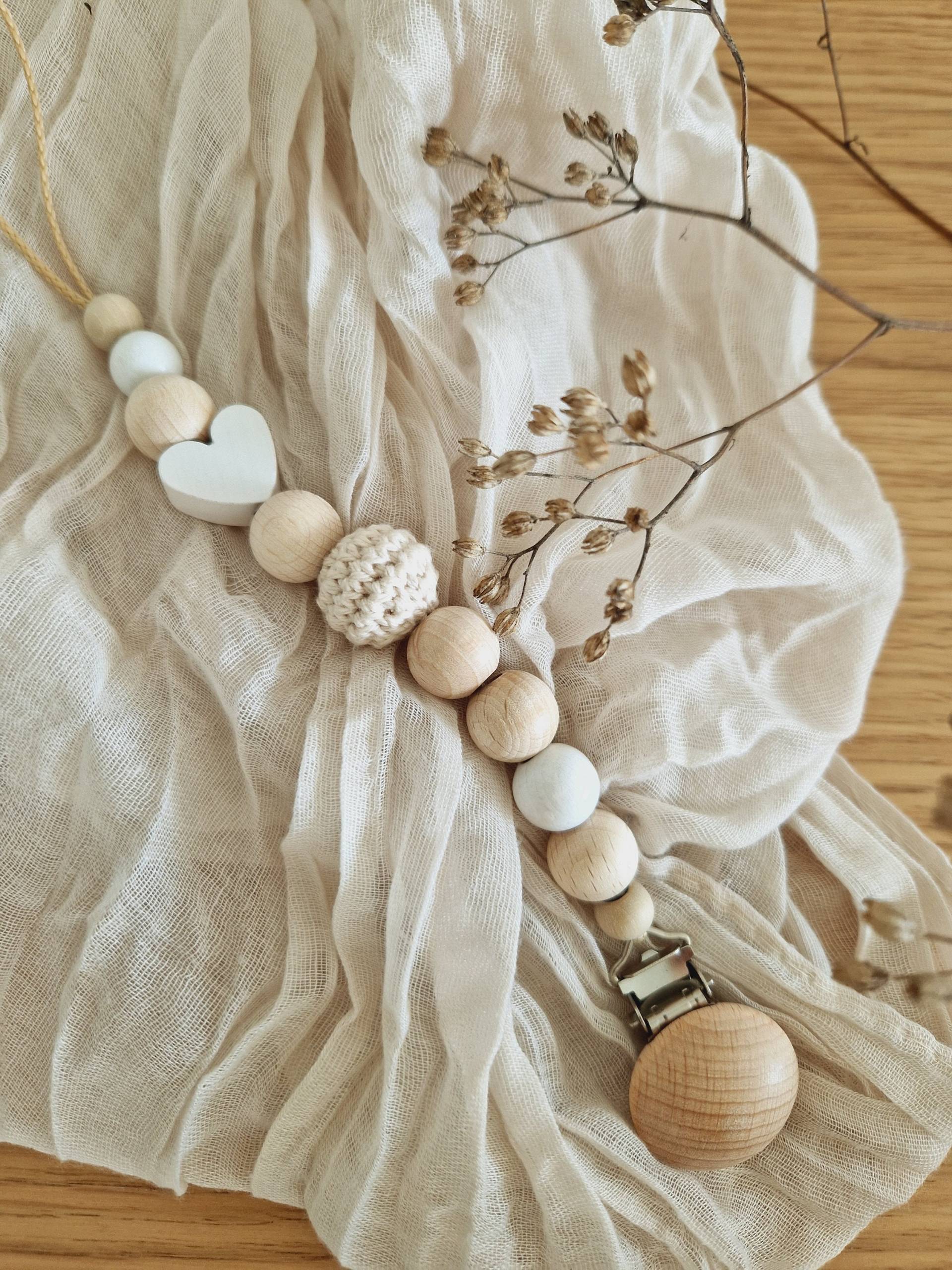 Gehäkelte Schnullerkette "Love" Weiß, Beige, Herz, Herzchen Natur, Holz, Skandinavisch, Skandi, Holzperlen, Ohne Name, Schlicht Gehäkelte Schnullerkette "Love" Weiß, Beige, Herz, Herzchen Natur, Holz, Skandinavisch, Skandi, Holzperlen, Ohne Name, Schlicht von Etsy - beckyshandmadeshop