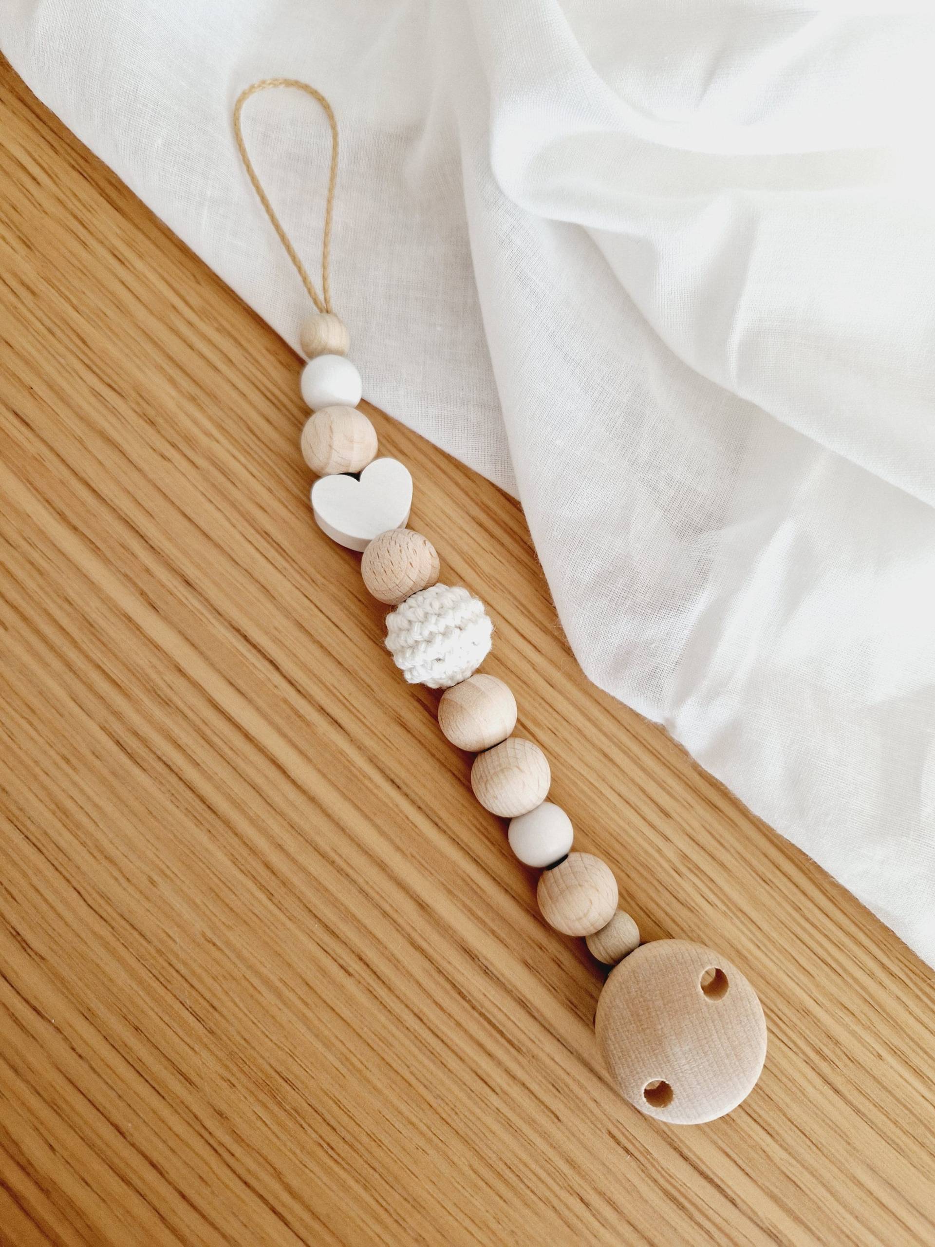 Gehäkelte Schnullerkette "Love" Weiß, Herz, Herzchen Natur, Holz, Skandinavisch, Skandi, Holzperlen, Ohne Name, Schlicht Gehäkelte Schnullerkette "Love" Weiß, Herz, Herzchen Natur, Holz, Skandinavisch, Skandi, Holzperlen, Ohne Name, Schlicht von Etsy - beckyshandmadeshop